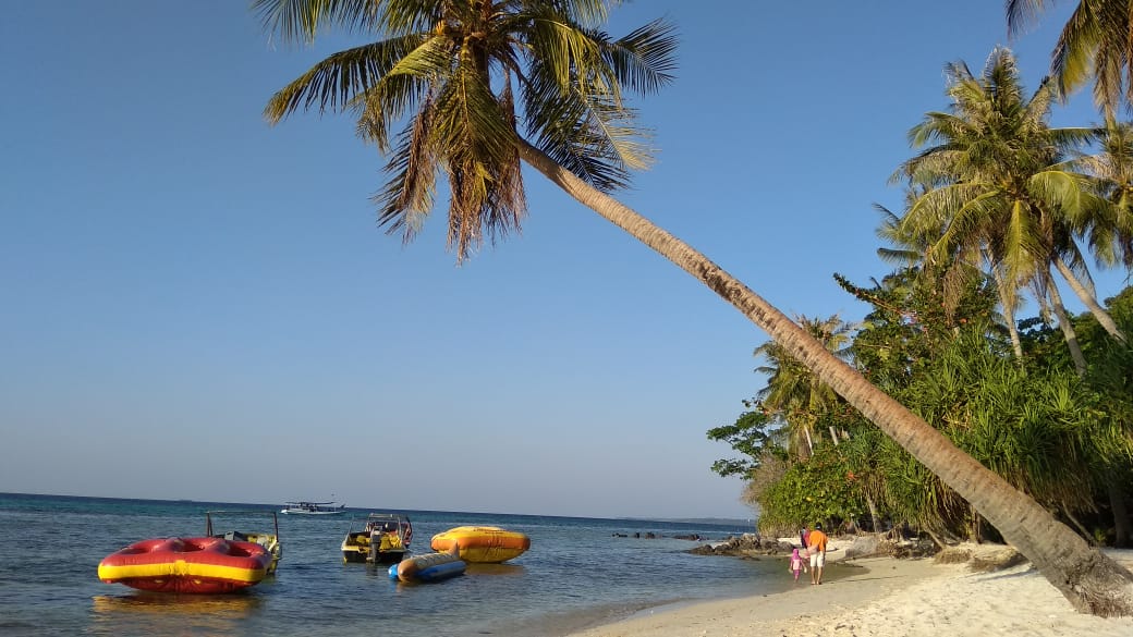 Wisata Bahari Pantai Tanjung Gelam Karimun jawa - Keihin Tour